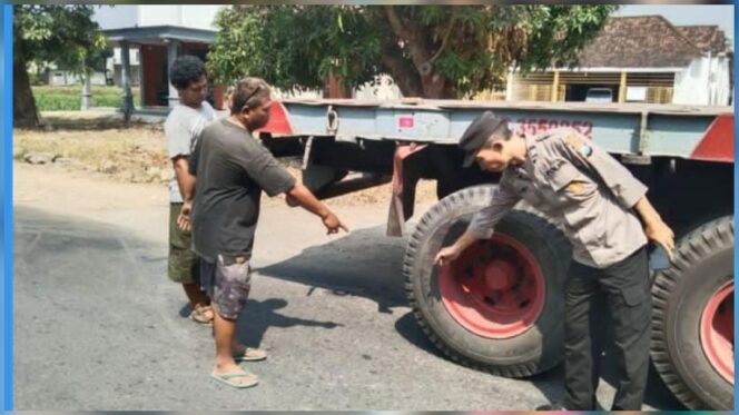 
					Petugas Polres Nganjuk saat di TKP