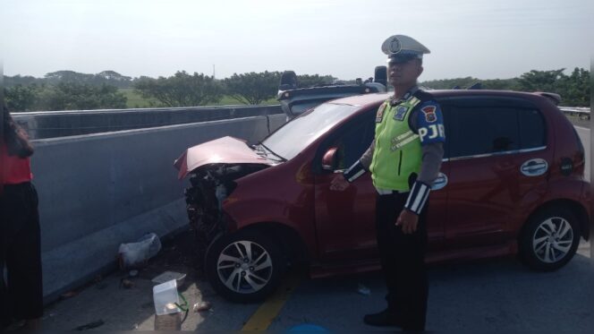 
					Kecelakaan di Jalan Tol Nganjuk Dua Mini Bus Bertabrakan hingga Terbalik, Dua Orang Luka