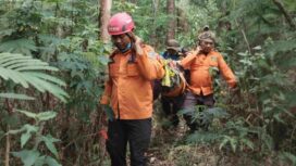 Petugas BPBD Nganjuk saat evakuasi korban