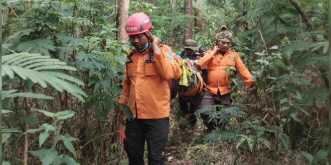 
					Petugas BPBD Nganjuk saat evakuasi korban