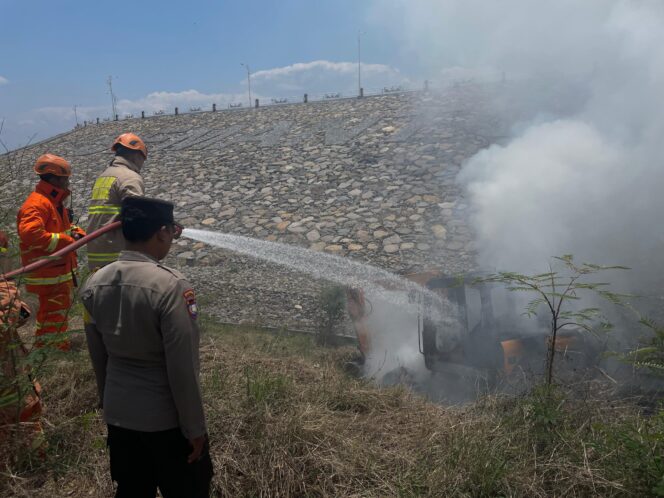 
					Alat Berat Meledak dan Terbakar Saat Pembersihan Dibendungan Semantok Nganjuk