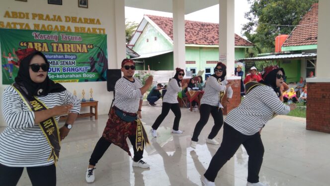 
					Pria Berblangkon Khas Nganjuk Pecahkan Dominasi Ibu-ibu di Lomba Senam ‘Nganjuk Bangkit