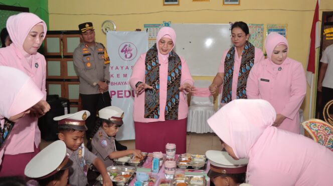 
					Meningkatkan Gizi Anak: Kunjungan Ketua PYKB Daerah Jatim ke TK Kemala Bhayangkari Nganjuk